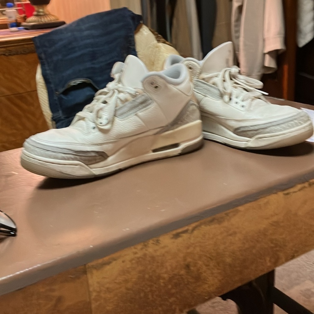 Jordan sneakers size 9, clean in good condition